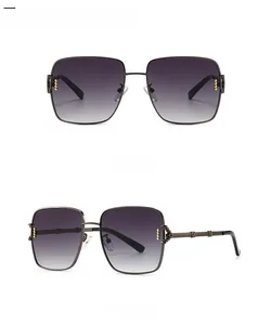 Détail de lunettes de soleil carrées rétro gris foncé avec branches en métal stylisées