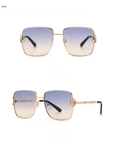 Vues de face et de profil à 45 degrés de lunettes de soleil vintage carrées en métal doré