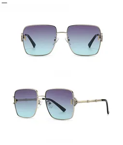 Vue détaillée de lunettes de soleil carrées en métal avec monture argentée et verres dégradés