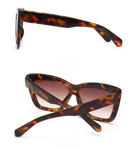 Vue latérale et arrière des lunettes de soleil rétro œil de chat à motif tortue et dégradé