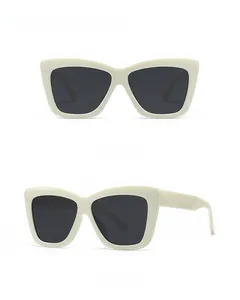 Vues détaillées de face et à 45 degrés des lunettes de soleil œil de chat beige