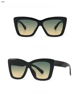 Vues de face et de profil de lunettes de soleil œil de chat avec monture noire et verres dégradés
