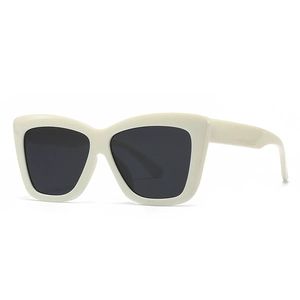 Lunettes de soleil œil-de-chat tendance avec monture ivoire et verres gris foncé