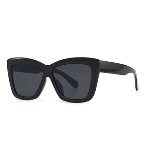 Lunettes de soleil œil-de-chat noires classiques avec monture large et verres foncés