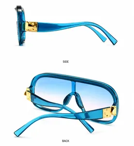 Detailansicht der blauen Oversize-Sonnenbrille von der Seite und Rückseite mit Goldakzenten
