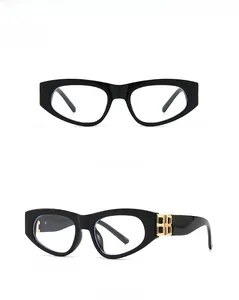 Detailansicht der schwarzen Cat-Eye-Brille mit goldenen Metalleinlagen an den Bügeln