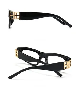 Detailansicht der schwarzen Computerbrille mit goldenen Metalleinlagen an den Bügeln