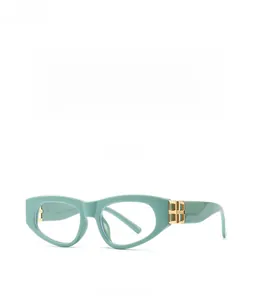 Detaillierte Vorder- und Seitenansicht grüner Cat-Eye-Brille mit goldfarbenem Logo