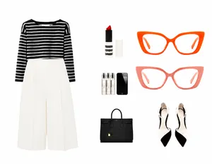 Flat lay από ρετρό γυαλιά cat-eye με ριγέ πλεκτά και δερμάτινη τσάντα tote