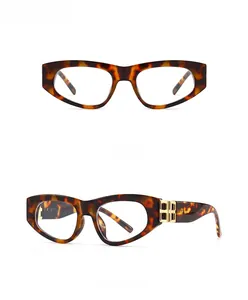 Detaillierte Makroansicht von Leopardenmuster und Goldmetallscharnieren an der Cat-Eye Brille