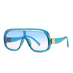 Übergroße Verlaufs-Sonnenbrille mit silbernem Akzent und blauem transparentem Rahmen