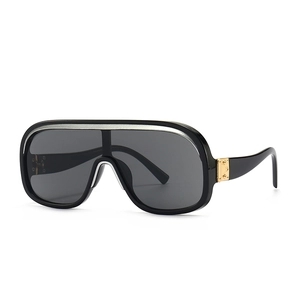 Moderne Flat-Top-Schild-Sonnenbrille mit schwarzem Rahmen, Silberrand und Goldnieten