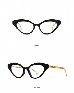 Dettaglio occhiali cat-eye con montatura nera spessa e stanghette a catena dorata