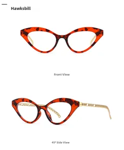 Occhiali cat-eye con montatura tartarugata e dettagli delle aste a catena dorata