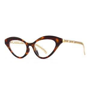 Occhiali cat-eye tartarugati con eleganti aste a catena in metallo dorato lucido