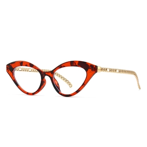 Occhiali cat-eye retrò moderni con montatura tartarugata rossa e aste a catena dorata