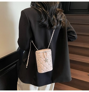 Détail du sac boîte matelassé rose clair avec pendentif étoile et perles argentées