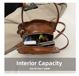 Vue intérieure montrant la grande capacité de ce sac bandoulière marron en fleur