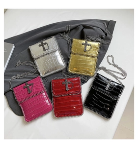 Détails de divers sacs bandoulière punk avec croix métalliques et textures de cuir