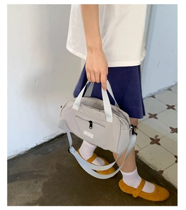 Dettaglio della borsa a tracolla in nylon grigio chiaro con etichetta CHIC CRAZE