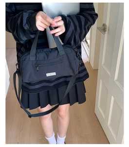 Dettaglio della borsa tote in nylon nero con logo CHIC CRAZE e tracolla regolabile