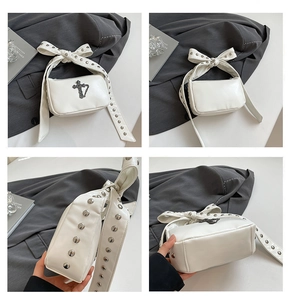 Vues détaillées d'un sac blanc en PU avec bandoulière à nœud riveté et pendentif croix