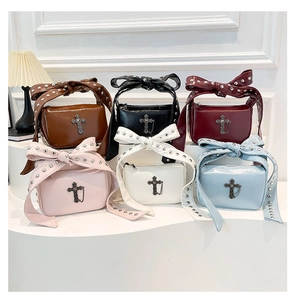 Sélection de sacs gothiques en cuir verni avec des rivets et des breloques de croix