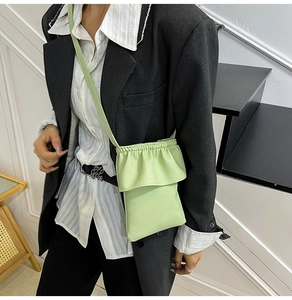 Détail du mini sac de téléphone vert menthe avec motif litchi et bord volanté