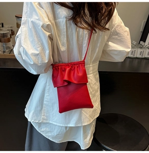 Sac bandoulière rouge avec bordure à volants et détails en cuir grainé de lychee