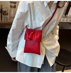 Détail du mini sac à bandoulière rouge pour téléphone avec bord à volants chic