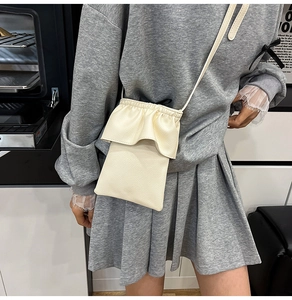 Mini sac pour téléphone en cuir crème avec bord à volants et fine bandoulière croisée