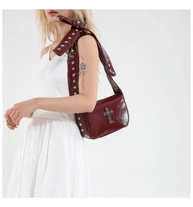 Détails du sac gothique rouge foncé avec rivets sur bandoulière et pendentif croix