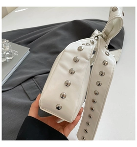 Sac en cuir blanc orné de rivets argentés et d'un détail de bandoulière nouée chic