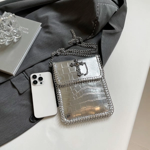 Petit sac bandoulière argenté style punk avec texture crocodile et croix en métal