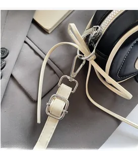 Dettaglio dell'hardware argento e delle cuciture a contrasto della borsa bianca e nera