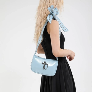 Sac bandoulière gothique bleu clair avec croix argentée, rivets et grand nœud décoratif