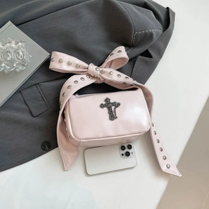 Mini sac gothique rose avec bandoulière à nœud et détails de rivets en croix