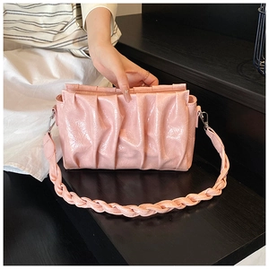 Vue détaillée du sac nuage plissé rose brillant avec bandoulière tressée et boucles argent