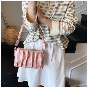 Détail du sac nuage plissé rose avec bandoulière tressée et texture simili cuir