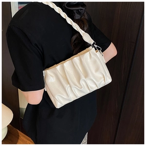 Détail du sac nuage froncé blanc crème avec bandoulière tissée et fini cuir brillant