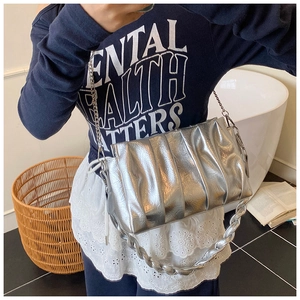 Sac nuage plissé argenté avec finition métallique et poignée torsadée design
