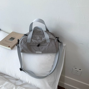 Borsa sportiva minimalista in nylon grigio chiaro con etichetta Chic Craze per fitness o viaggi