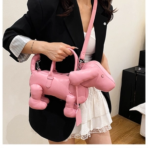 Detail der pinkfarbenen Handtasche in Welpenform mit mattem PU-Leder und Schultergurt