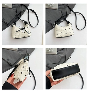 Vues détaillées du petit sac à bandoulière noir et blanc avec breloque cœur et imprimé nœud