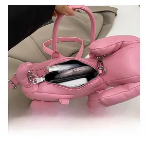 Innenansicht der rosa Hunde-Umhängetasche mit Platz für Handy und Kosmetikartikel