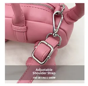 Detail der rosa Leder-Hundetasche mit verstellbarem Schultergurt und Silberhaken