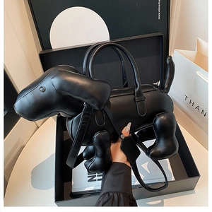 Detailansicht einer Handtasche in Dackelform aus Leder in einer Geschenkbox