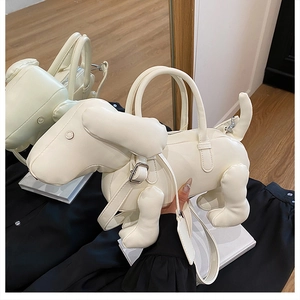Detailansicht der cremeweißen Handtasche in Hundeform mit verstellbarem Gurt und Reißverschluss