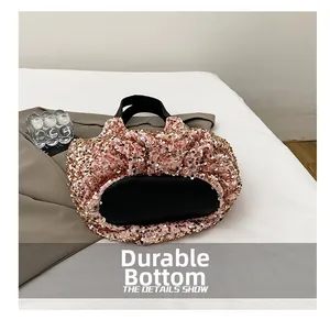Détail du sac seau à paillettes roses avec un fond résistant et une base en cuir