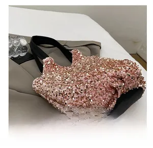 Vue détaillée des paillettes dorées scintillantes sur un sac fourre-tout spacieux
